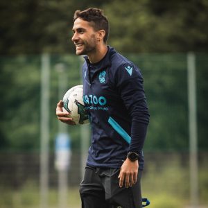 Xabier Ruiz de Ocenda i Real Sociedad-tröja och ÖIS-shorts