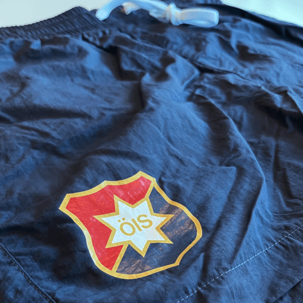 Badshorts marinblå ÖIS-sköld - Bild 2